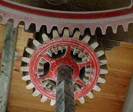 Spur wheel and stone nut